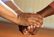 Valorar lo esencialmente humano manos ayuda