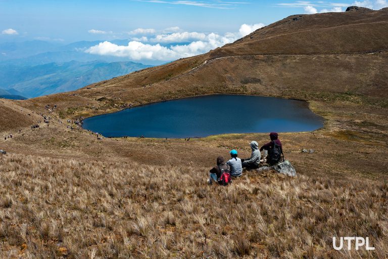 La laguna Suriwiña está ubicada en la cordillera de Fierro Urco y es parte del sistema lacustre del que nacen los ríos Guayabal, Santiago, Tenta, San Luis y Ambocas, que conforman las cuencas de Catamayo, Santiago, Jubones y Puyango. Además, estos afluentes abastecen de agua a buena parte del cantón Loja, cantón Saraguro y la parte alta de la provincia de El Oro.