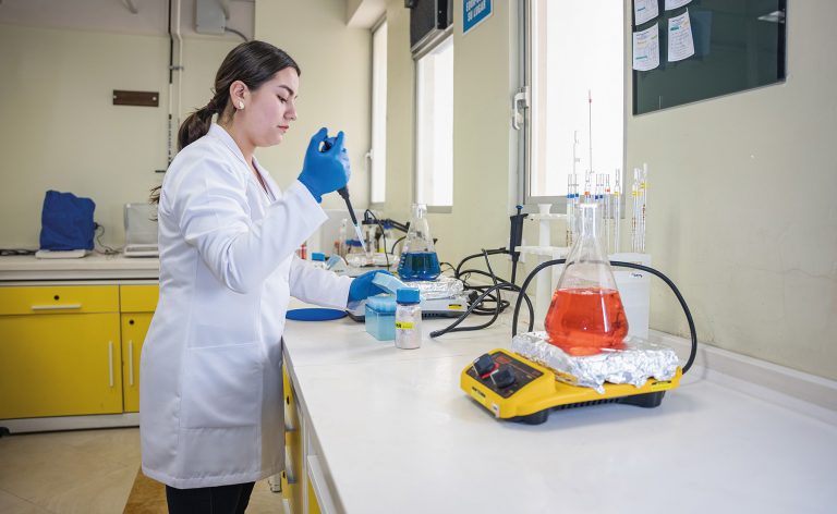Primer doctorado en Química en Ecuador busca aportar con el desarrollo desde la investigación