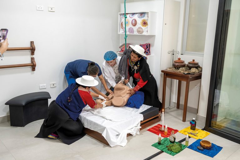La UTPL inaugura el primer laboratorio de parto intercultural del país